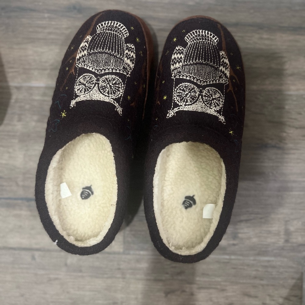 Embroidered house slippers
Size 8-9